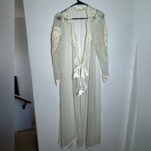Victoria’s Secret Gold Label Vintage Sheer Lace Robe Size 12 Petite Ivory Satin